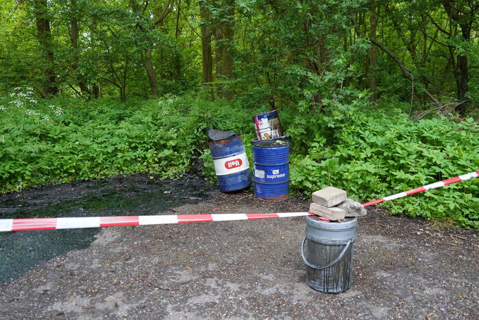 Dumping van vaten in Streekbos