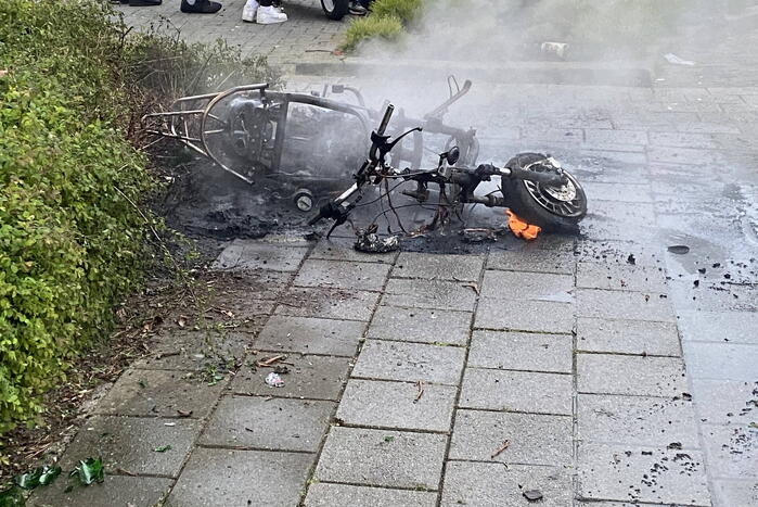 Scooter gaat in vlammen op tijdens Koningsnacht meeting