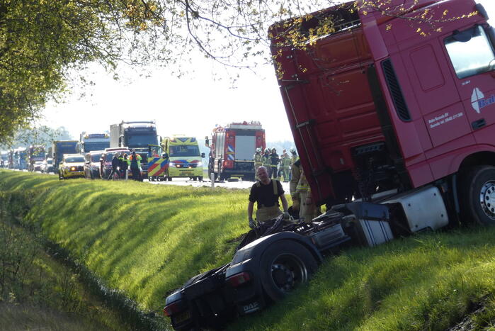 N381 urenlang afgesloten door ernstig ongeval met vrachtwagen
