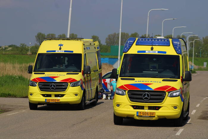 Motorrijders onderuit voor ambulancepost