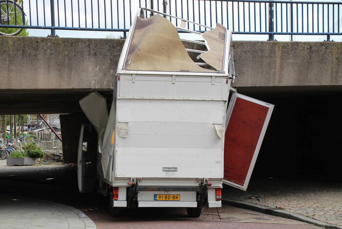 Ravage nadat bakwagen zich klemrijdt onder viaduct