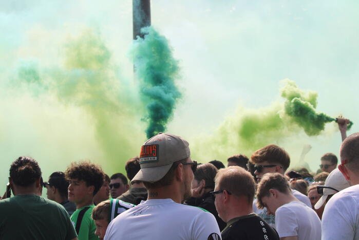Supporters FC Groningen maken zich op voor 'de' wedstrijd