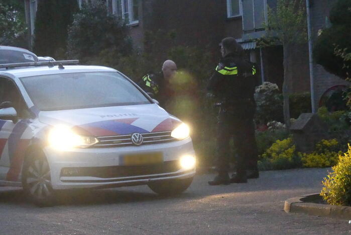 Persoon aangehouden midden in woonwijk, politie doorzoekt huis