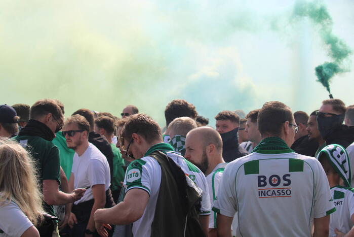 Supporters FC Groningen maken zich op voor 'de' wedstrijd